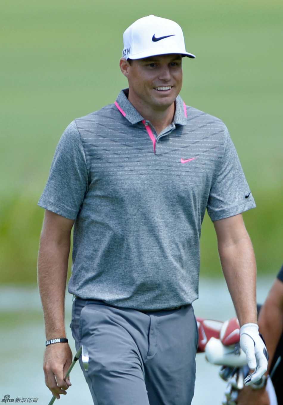 比尔·哈斯以一身亮眼而专业的着装亮相发球台，正准备开出关键性的一球。