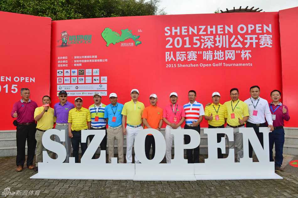 一只可爱的土拨鼠在球场边模仿高尔夫挥杆动作，模样憨态可掬，为紧张的赛事增添了一抹轻松趣味。