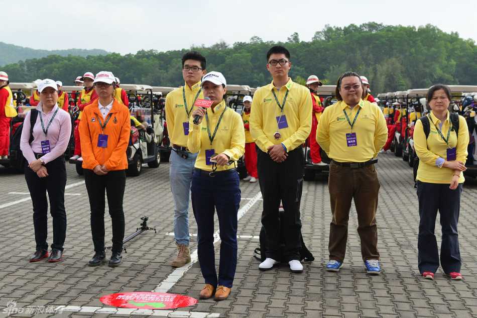 庄严的赛事会议中心正门全景，现代建筑与蓝天绿树相映成趣，预示着一次高水准的盛会。