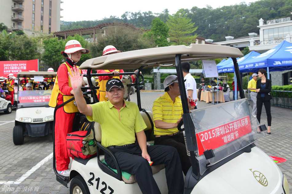 一位球员正半蹲在果岭边，全神贯注地观察推杆线路，其专注的神情仿佛世界只剩下眼前的球与洞。