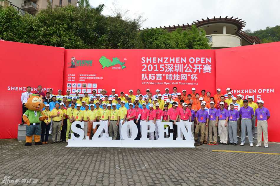 赛事记分处忙碌而有序，工作人员正在认真核对并公示最新赛况，吸引众多观众驻足关注。