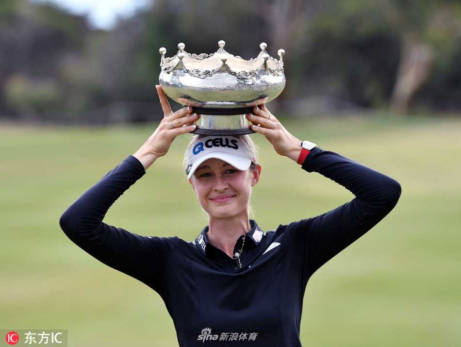 内莉·科达在夺冠后激情庆祝，高高跃起做出标志性的家族剪刀脚动作