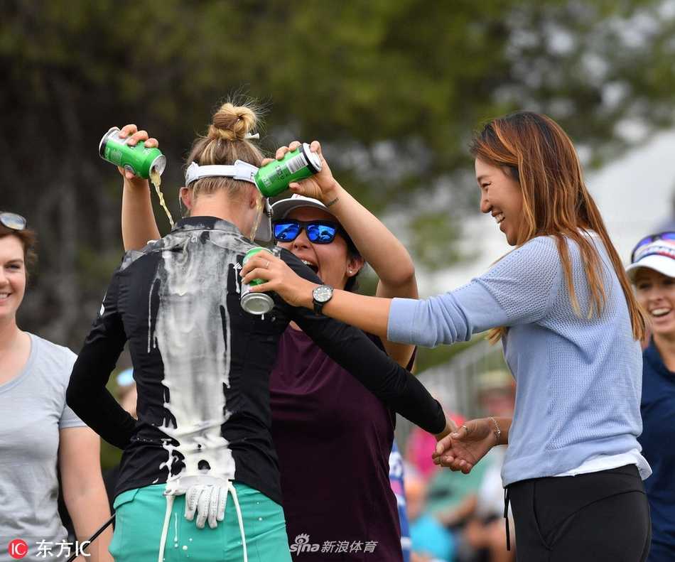 内莉·科达在球道上自信开球，动作流畅充满力量