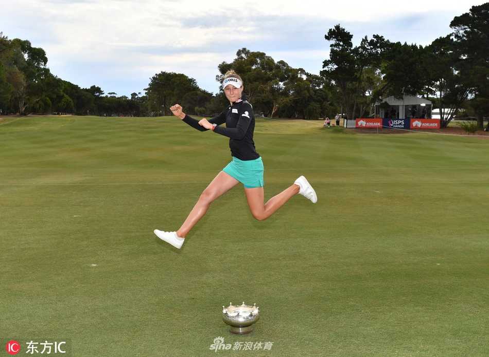 冠军庆祝时刻，内莉·科达被香槟浴包围，尽情享受胜利的喜悦