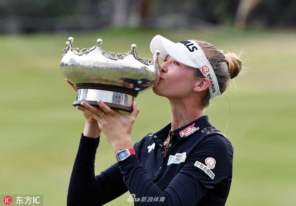 内莉·科达深情亲吻冠军奖杯，笑容灿烂如南澳洲的阳光