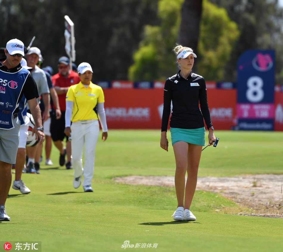 内莉·科达在比赛中优雅挥杆，背景是阿德莱德农庄高尔夫俱乐部的美丽风景