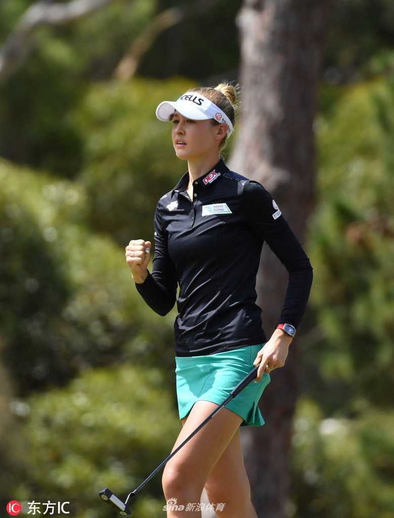 内莉·科达在果岭边向观众挥手示意，感谢他们的支持