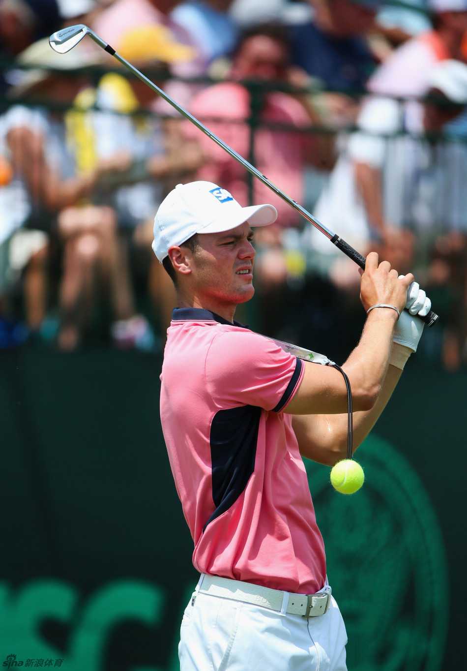 练习场上，马丁·凯梅尔正进行着专注的网球辅助练习，悬挂的小球帮助他稳定挥杆轨迹，每一击都追求着极致的精准。