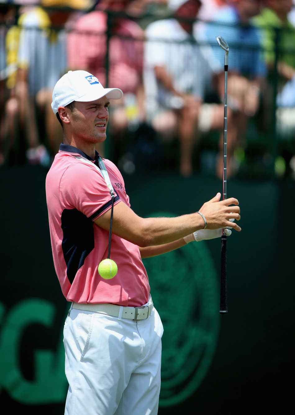 小白球静静地躺在果岭环的短草上，等待着球员的推击。它不仅是比赛的焦点，也是所有策略、技巧与希望的最终承载者。