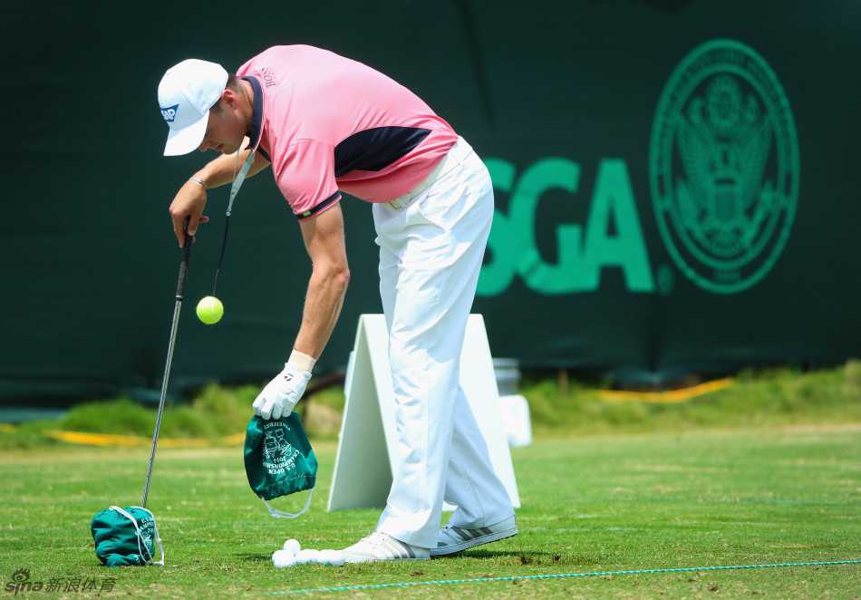 马特·库查尔在沙坑中成功击球后，脸上绽放出灿烂的笑容并挥手庆祝，沙坑的困境瞬间转化为得分良机，展现了顶级球员精湛的救球能力。