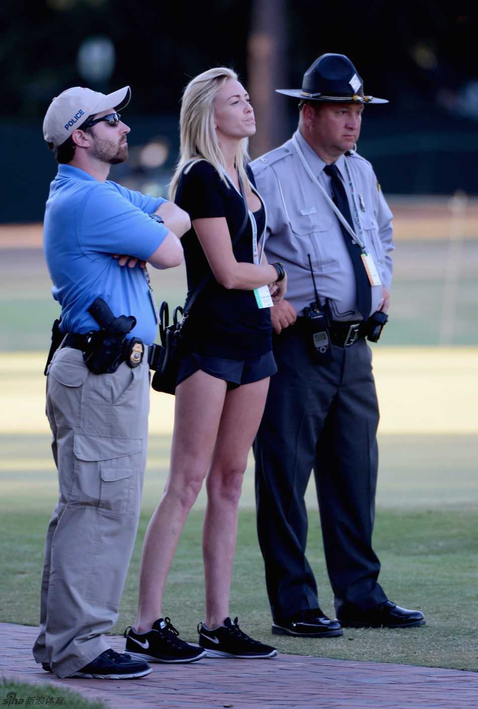 里奇·福勒脚下那双色彩鲜艳的高尔夫球鞋格外引人注目，时尚的配色与设计在绿茵场上跳跃，展现着高尔夫运动活力与个性并存的一面。