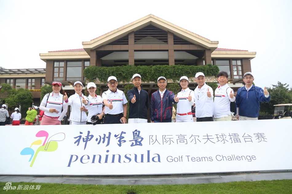 赛前选手们并肩站立，手握拳头，眼神中燃烧着必胜的火焰，充满力量的团队合影