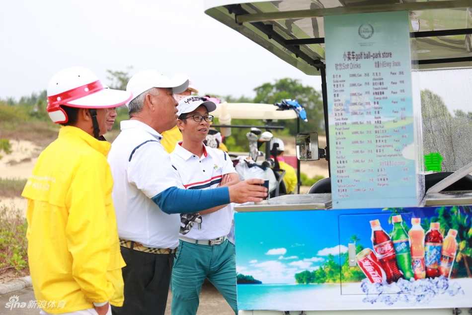 激烈的比赛现场，观众们仰望大屏幕，或欢呼或捂嘴惊叹，沉浸于赛事的热浪中