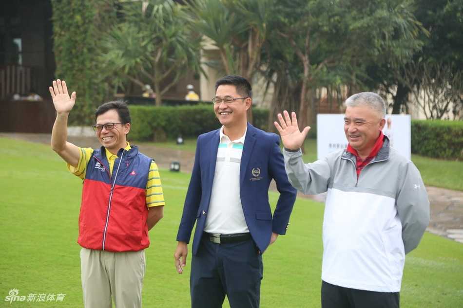 两名选手在擂台赛上激烈对决，身体紧绷，眼神锐利，气氛紧张到令人窒息