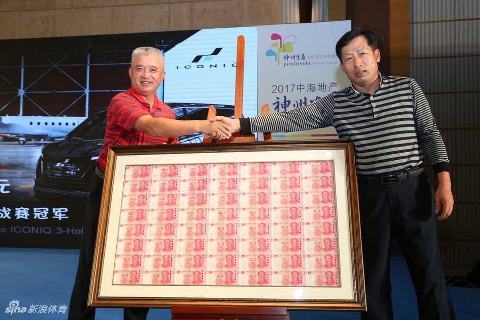 裁判正在详细讲解，选手们簇拥周围，全神贯注，仿佛在聆听一场至关重要的战术部署