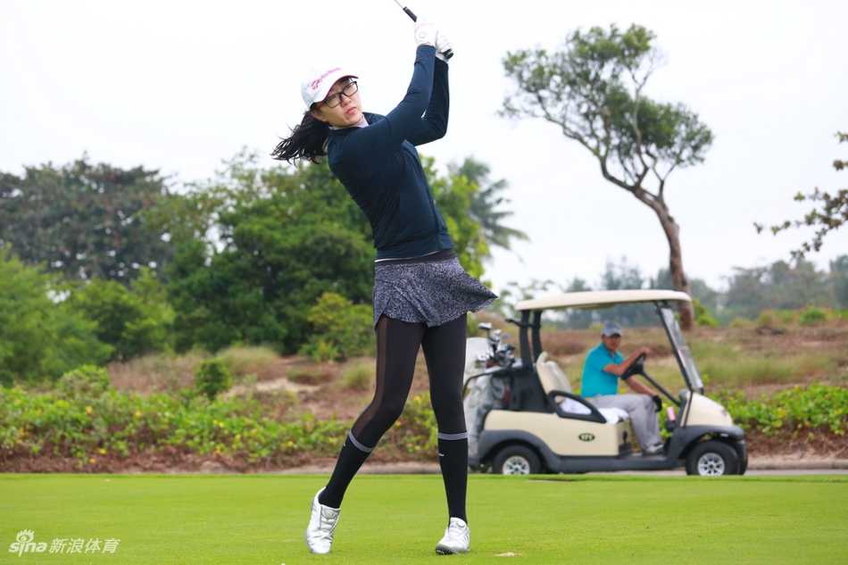 女性选手专注操作设备，侧脸坚毅，长发微扬，展现了技术世界中独特的柔韧与力量