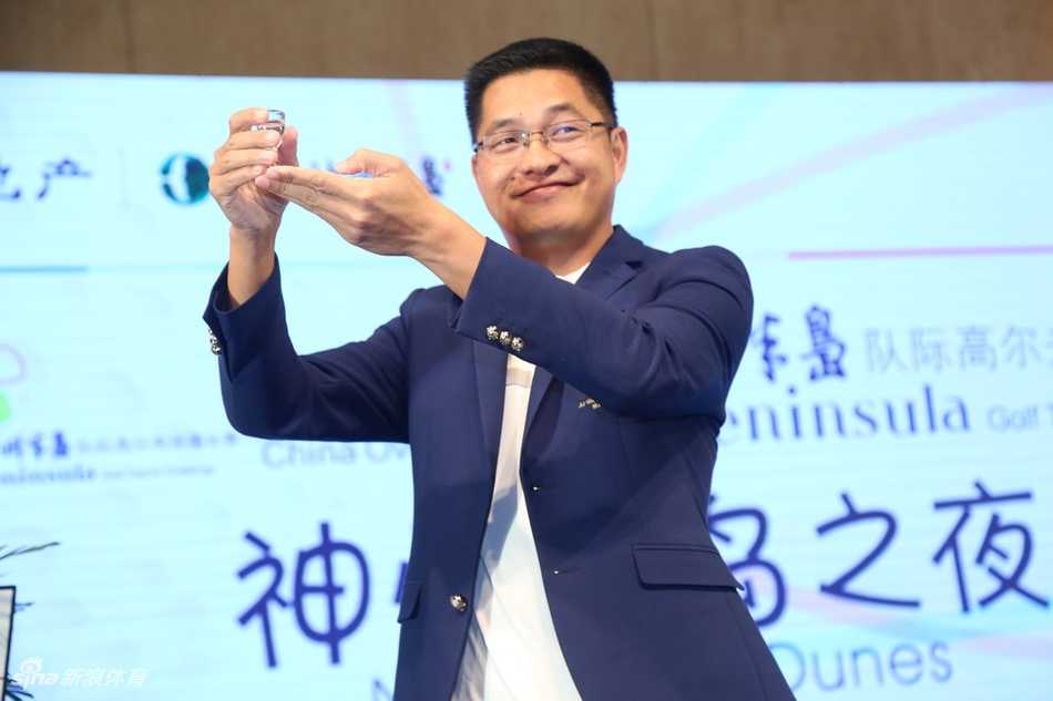 赛后交流环节，来自各地的选手们笑容满面举杯相庆，杯中饮料映照着璀璨灯光与友谊之光