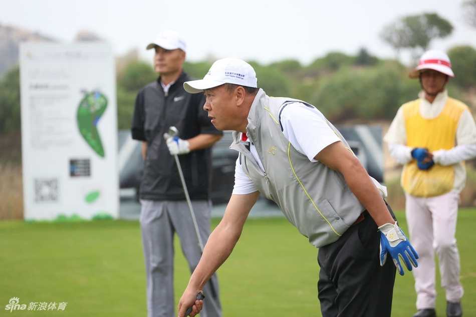 赛场一角，资深评委手持记录板，目光如炬地审视赛况，进行着严谨专业的分析与评测