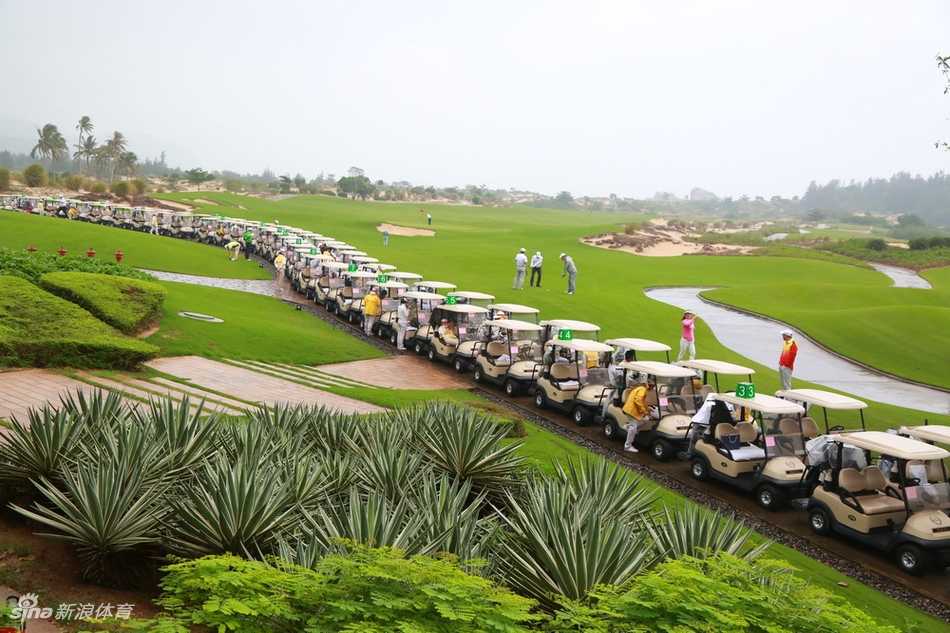 巨大的排行榜屏幕前，人群驻足仰望，寻找熟悉的名字，表情中充满期待、惊喜或思索