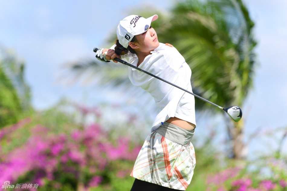 北京一队的陈沛成手握高尔夫球，眼神中流露出对接下来一杆的思考与规划。