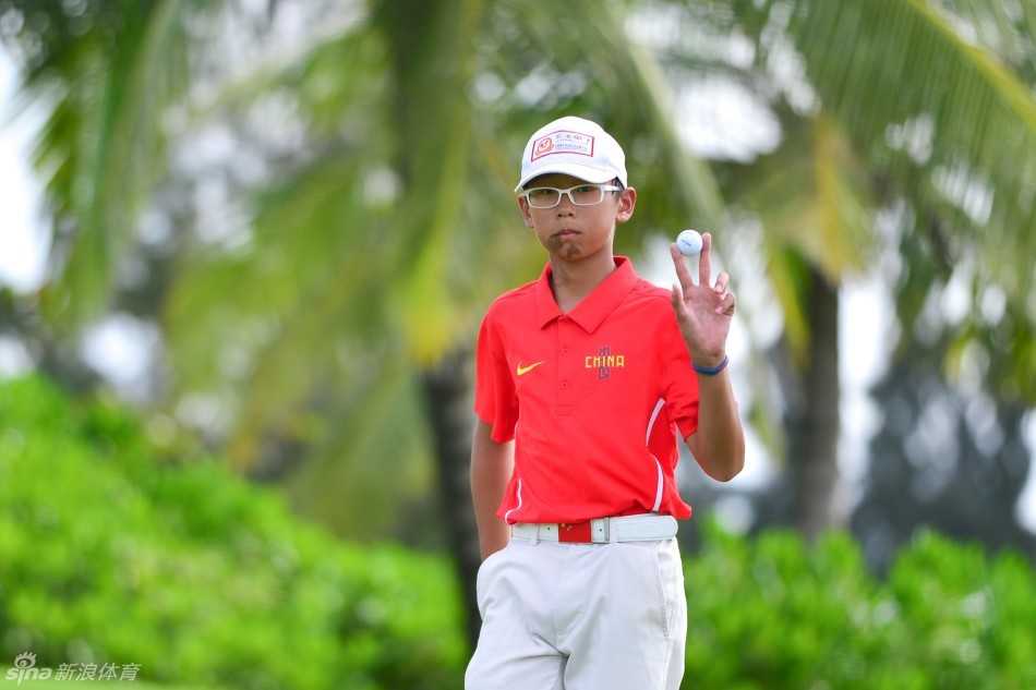 重庆育才中学高尔夫队的张俊斌与队友在球道上边走边愉快交谈，分享着对比赛的见解。