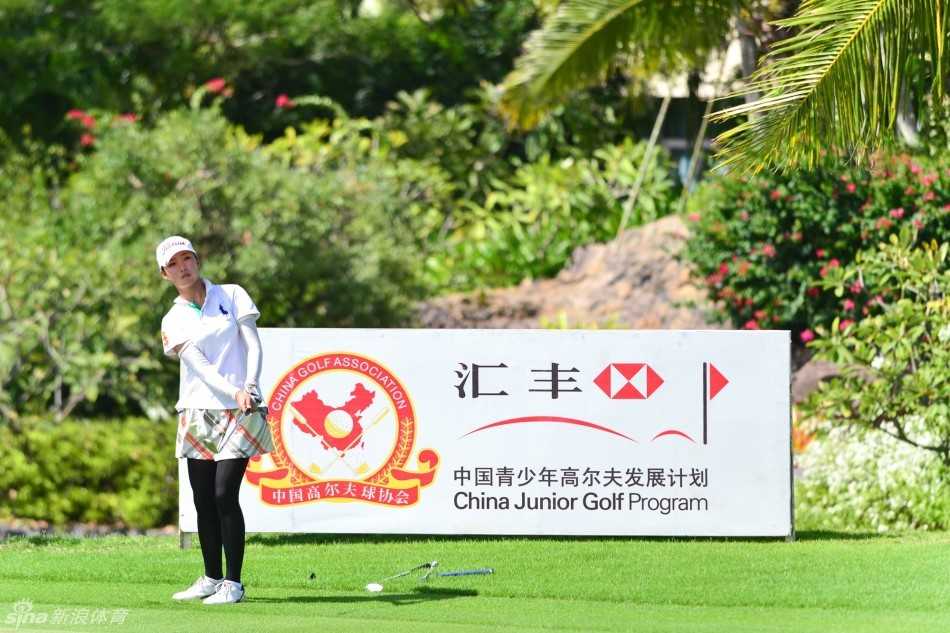 河南队选手冀怡帆正专注凝视前方果岭，沉稳的气质超越了她的年龄。