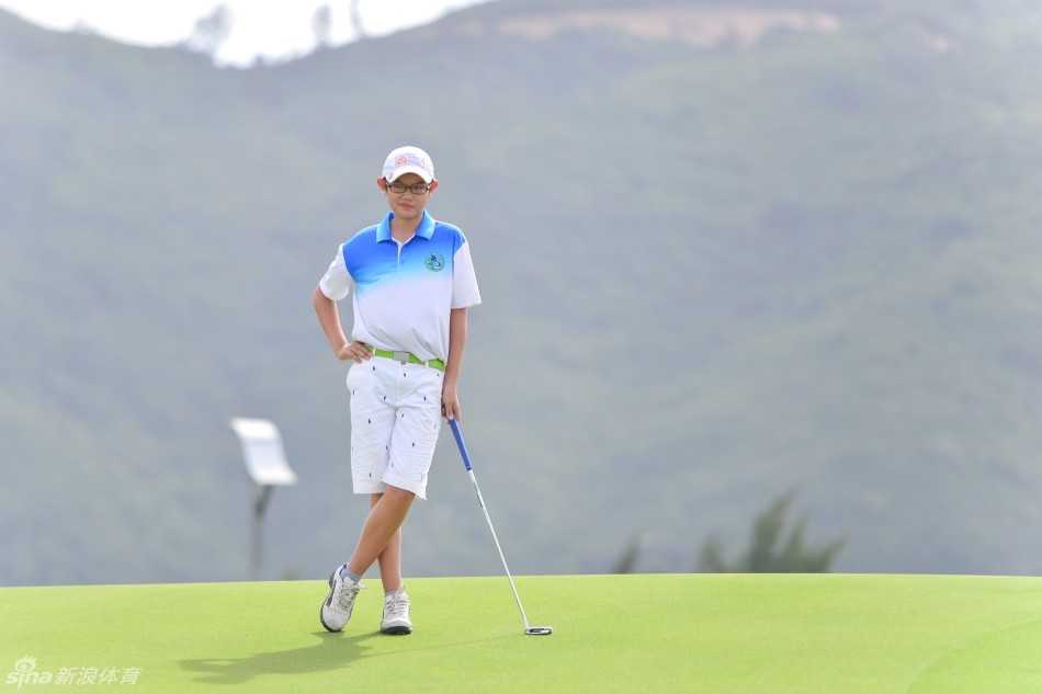 北京一队的刘雨琦在比赛中凝神准备，展现着青少年球员的专注与认真。