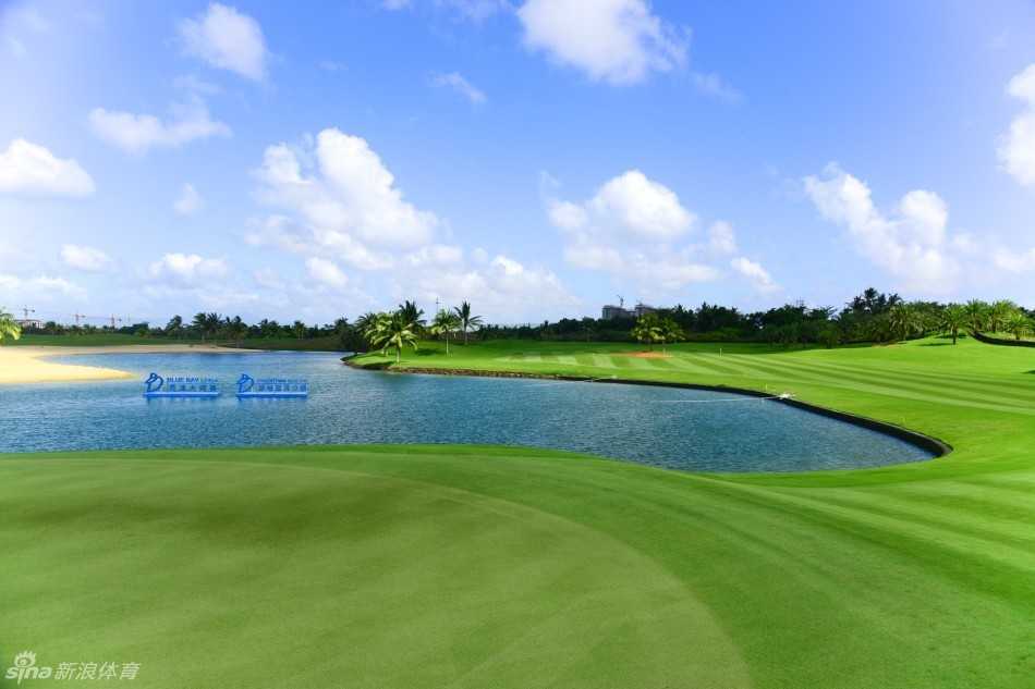 重庆育才中学高尔夫队的金蔓挥杆瞬间，动作流畅而充满力量，球杆划出一道优美的弧线。