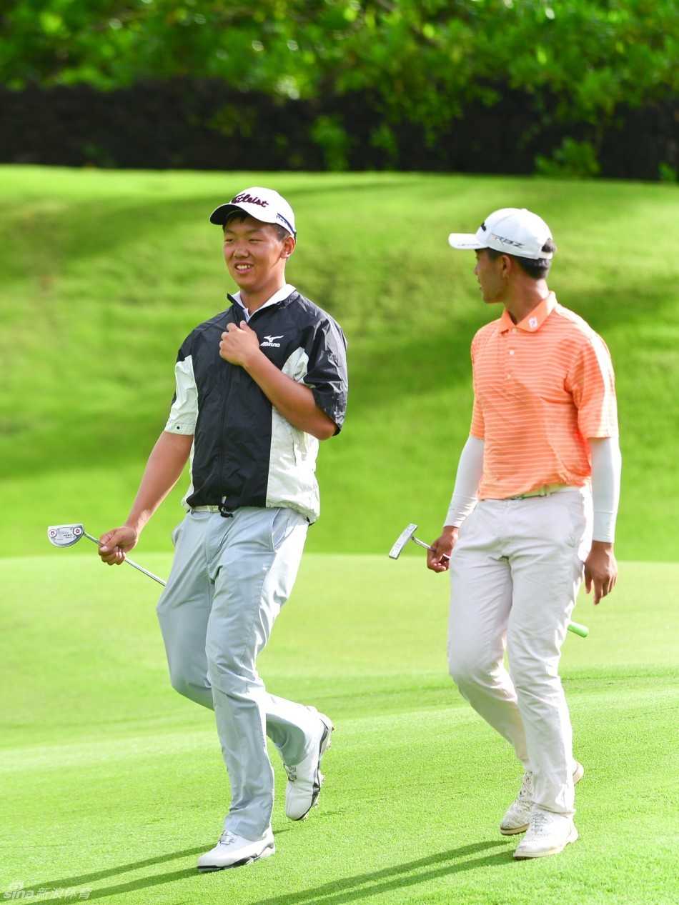 重庆育才中学高尔夫队的庄主在球道上从容行走，神情淡定，颇有大赛风范。