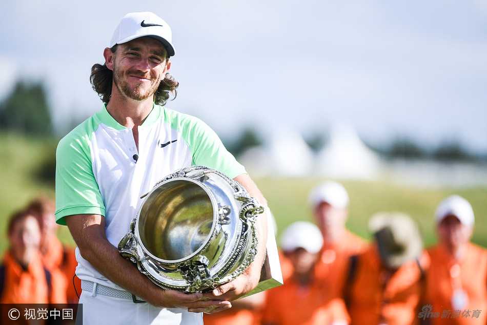 汤米·弗利特伍德在决赛轮中专注挥杆，动作流畅而充满力量，身后是巴黎国家高尔夫俱乐部的广阔球场。