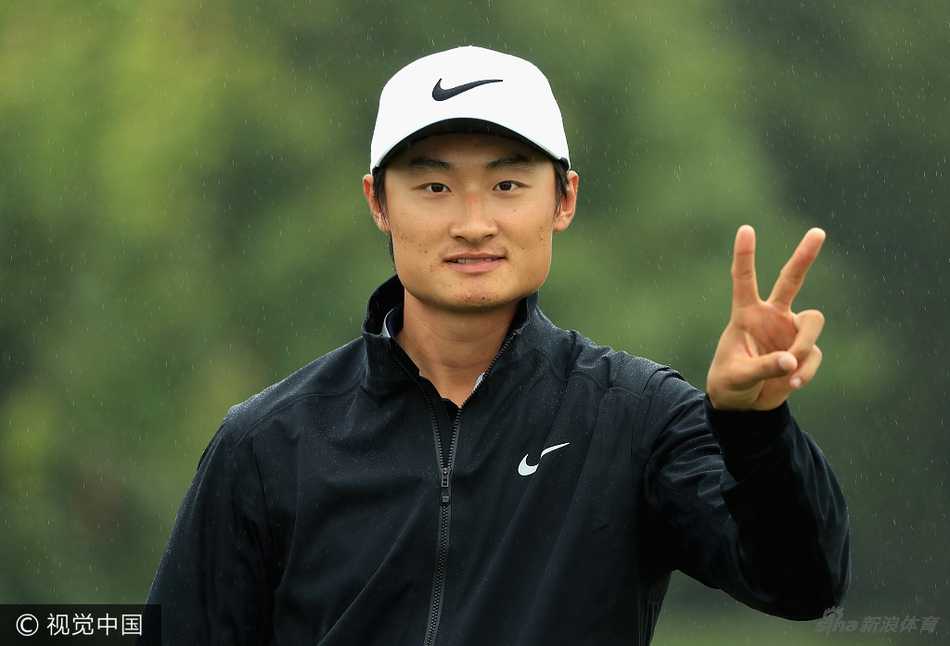 李昊桐在决赛轮中屏息凝视，仔细研判果岭起伏，为关键推杆做最后准备。