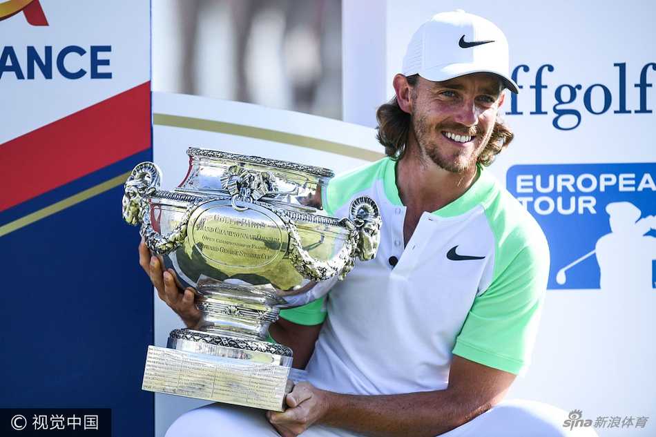 弗利特伍德在果岭边沉稳推杆，眼神锐利地研判着球路，冠军气质尽显。