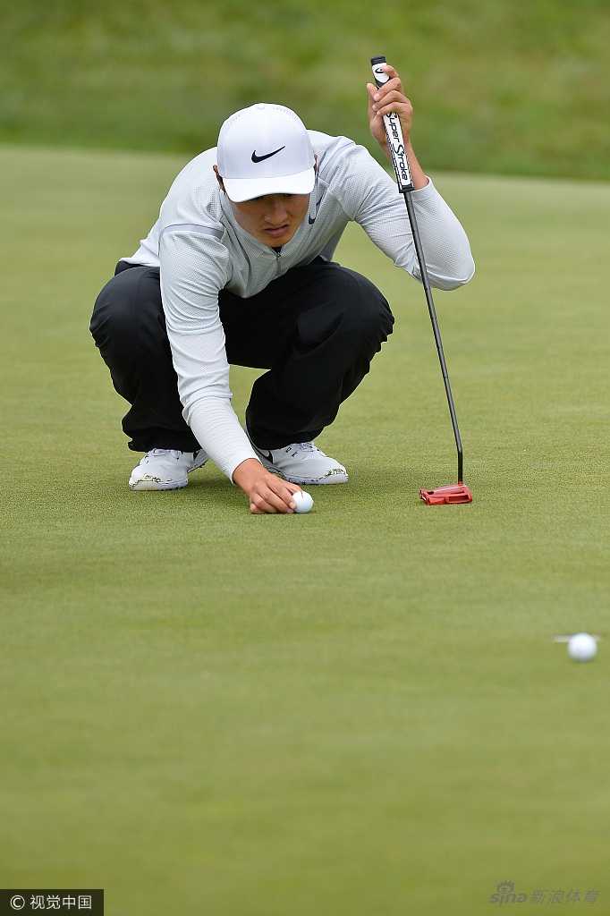 李昊桐决赛轮推杆瞬间，球沿着预判路线滚向球洞，他的目光紧紧跟随。