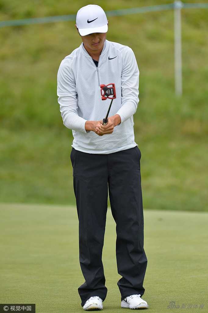 弗利特伍德以流畅优雅的姿势完成一记开球，白色的球在空中划出优美弧线。