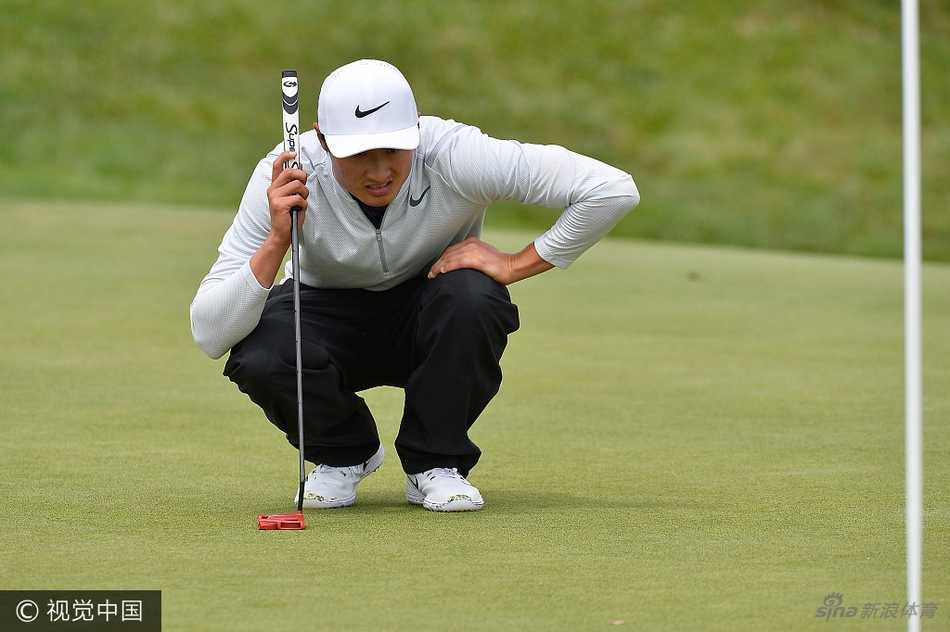 李昊桐俯身轻轻摆放高尔夫球，神情专注，决赛轮的每一次击球都至关重要。