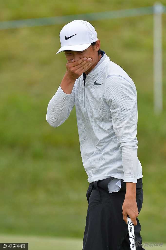 比赛激烈进行中，球员与球童在球道上并肩前行，共同商讨策略。