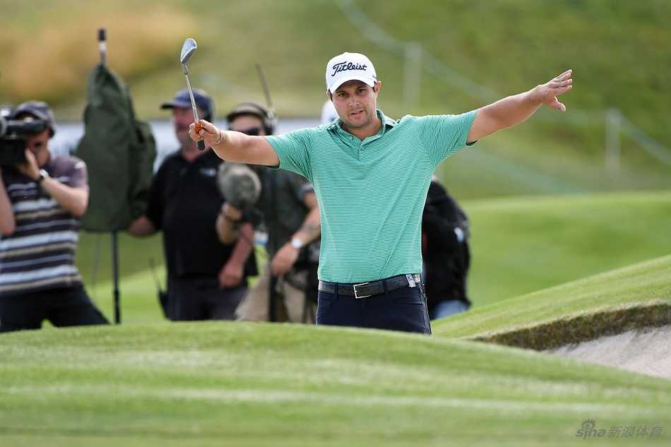 弗利特伍德高举法国公开赛冠军奖杯，脸上洋溢着灿烂而自豪的笑容。