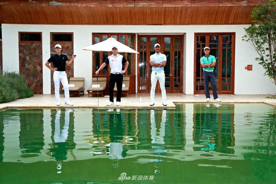 职业球手张蕙麟在开球后自信从容地走过开满鲜花的小径，人与自然的景致和谐相融。