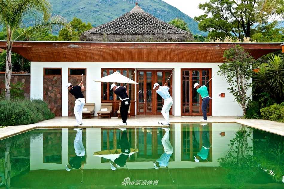 外拍摄影中，一位女球手迎着阳光做出漂亮的挥杆动作，裙摆飞扬，姿态优雅而富有活力。