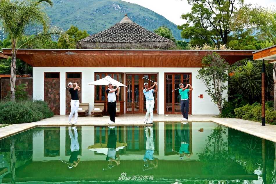 球手陈子豪与朱维宇在练习果岭边并肩同行，专注于对推击线路的交流与探讨。