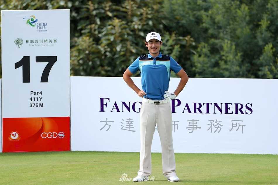 金大星在赛场上凝神准备击球，不远处欧阳正则以竞争者的目光静静观察着局势。