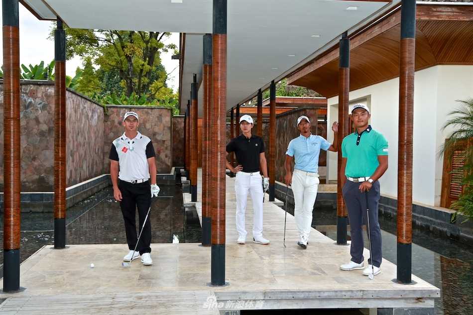 球员晁海蒙在练习中露出开朗的笑容，享受高尔夫运动带来的纯粹快乐。