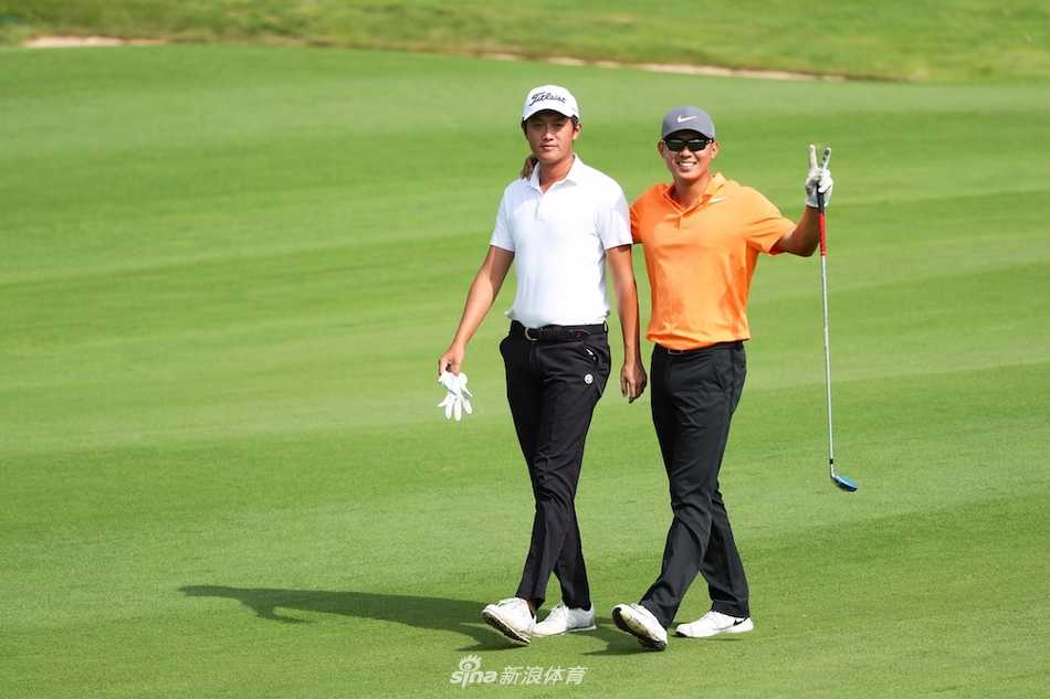 法国球员卢克 - 让与他的球童一同蹲下，仔细观察果岭起伏，商讨推击策略。