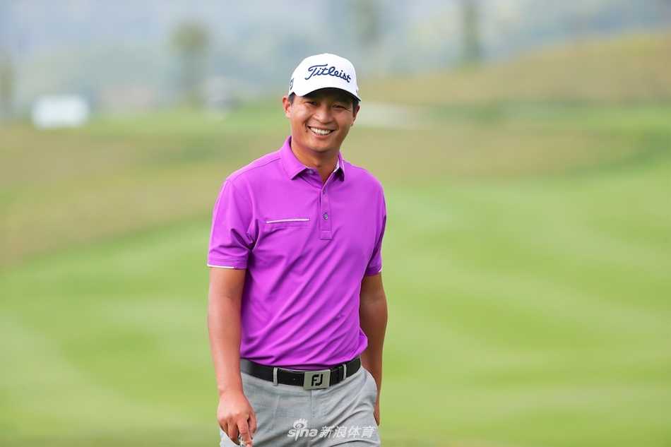 英格兰选手弗雷泽 - 威尔金在果岭上以独特的手势与观众互动，富有个人魅力。