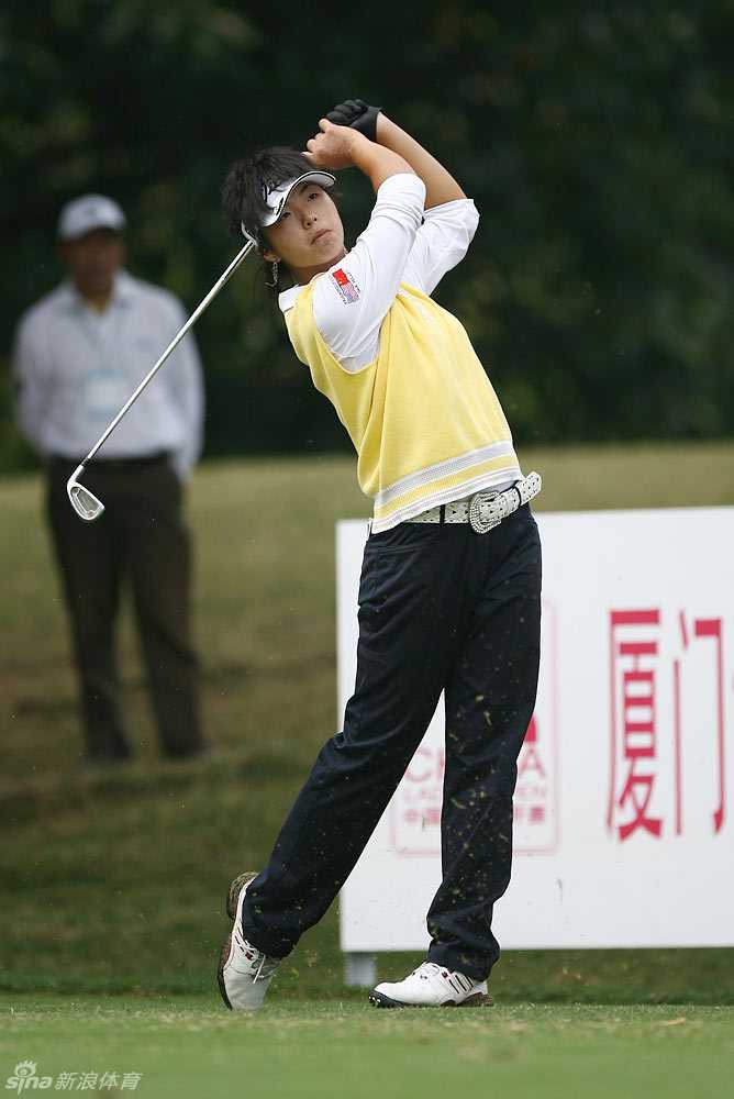 里约奥运领奖台上，冯珊珊佩戴着闪亮的铜牌，手捧花束向观众挥手致意，展现了中国运动员的自信与风采。