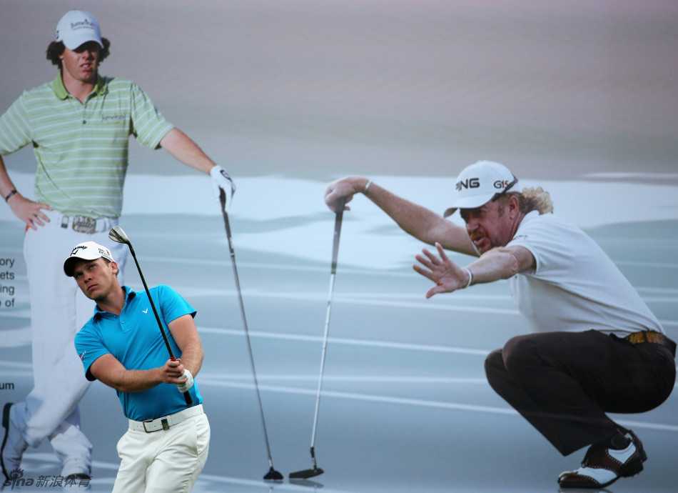 奥古斯塔首位女会员赖斯优雅漫步于会所长廊，身后是俱乐部经典的白色建筑