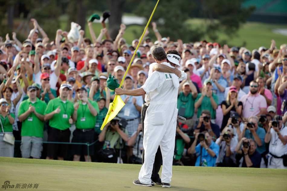 巴巴·沃森情绪激动眼含热泪，紧握球杆的手与背后欢呼人群形成强烈对比