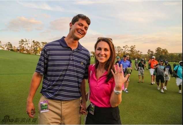 高尔夫球星在休息室轻松挥拍进行乒乓球对决，展现赛场外难得的休闲一刻