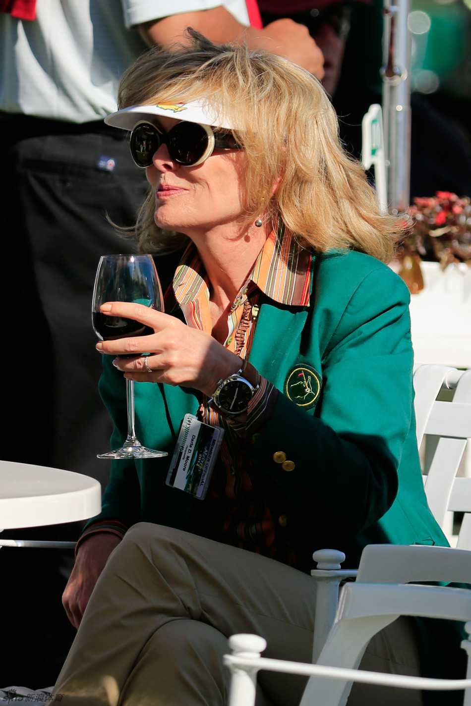 奥古斯塔女会员在春日微风中绽放灿烂笑容，发丝轻扬尽显优雅与自在