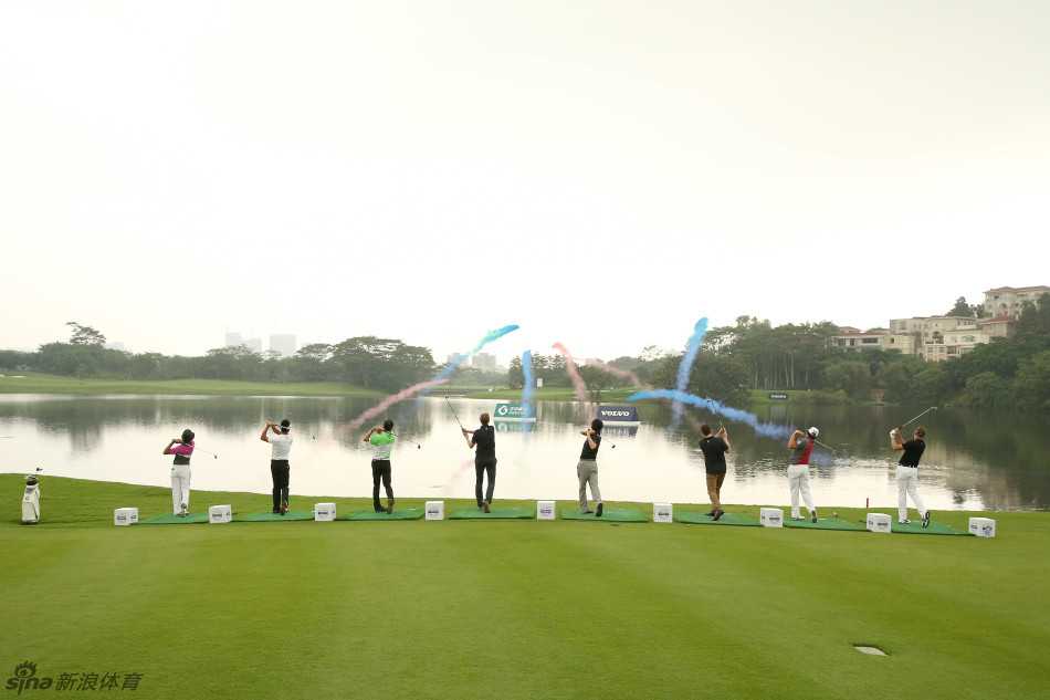 狂热高尔夫球迷头戴鲜艳橙色假发与帽子，装扮成偶像里奇·福勒的标志性风格